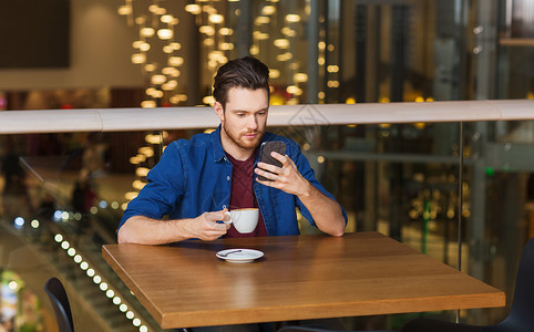 休闲,技术,生活方式人的男人与智能手机咖啡餐厅图片