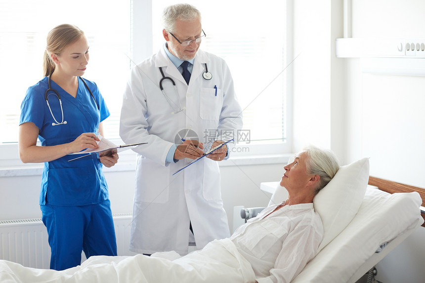 医学,龄,保健人的医生护士与剪贴板访问老病人妇女医院病房图片