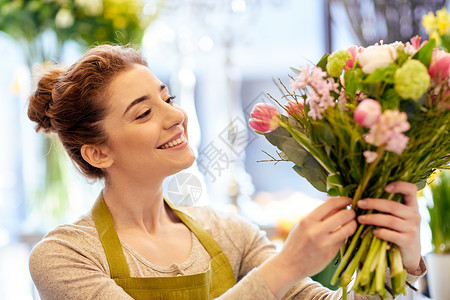 人,商业,销售花卉快乐微笑的花店妇女花店图片