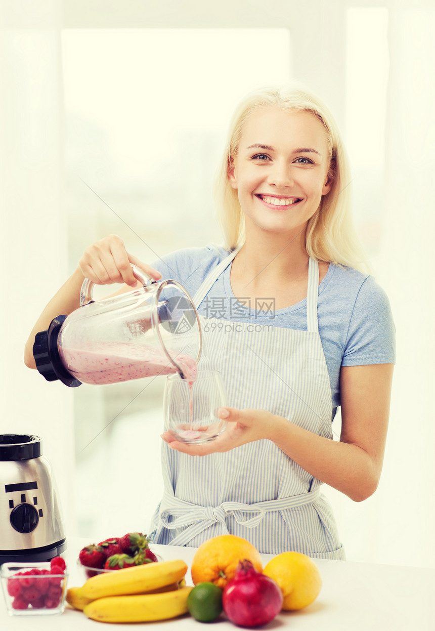 健康的饮食,烹饪,素食,饮食人们的微笑的轻女人把水果奶昔搅拌机家里图片