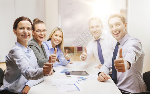 商业,成功,技术办公室微笑的商业队与平板电脑论文大拇指办公室图片