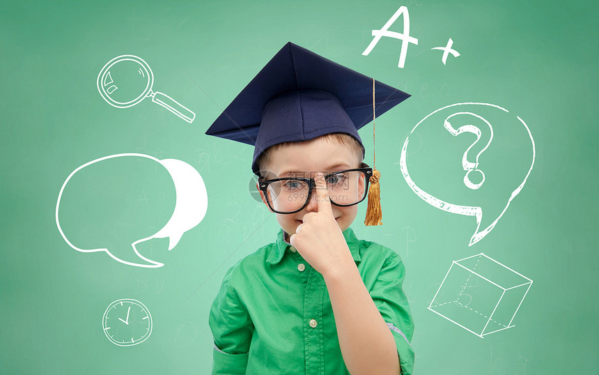 童,学校,教育,知识人的快乐的男孩学士帽灰泥板眼镜上的涂鸦绿色粉笔板背景图片
