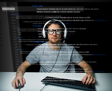 耳机眼镜素材技术,网络,虚拟现实人的人黑客耳机眼镜与键盘黑客计算机系统编程璃屏幕投影设计图片