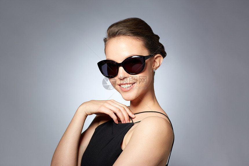 配饰,眼镜,时尚,人奢侈的美丽的轻女人穿着优雅的黑色太阳镜灰色背景图片