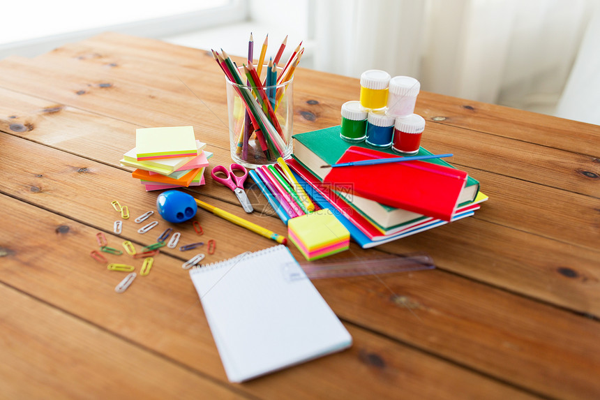 教育,学用品,艺术,创造力象木制桌子上的文具图片