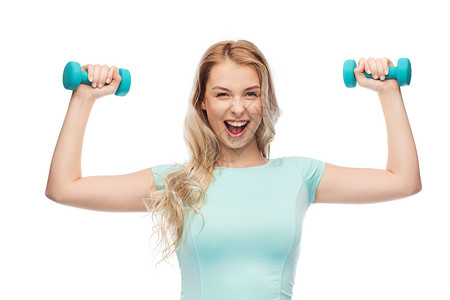 健身,运动,锻炼人的微笑美丽的运动女人与哑铃背景图片