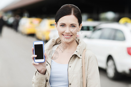 旅行,商务旅行,人们旅游微笑的轻妇女智能手机空白屏幕出租车车站街道图片