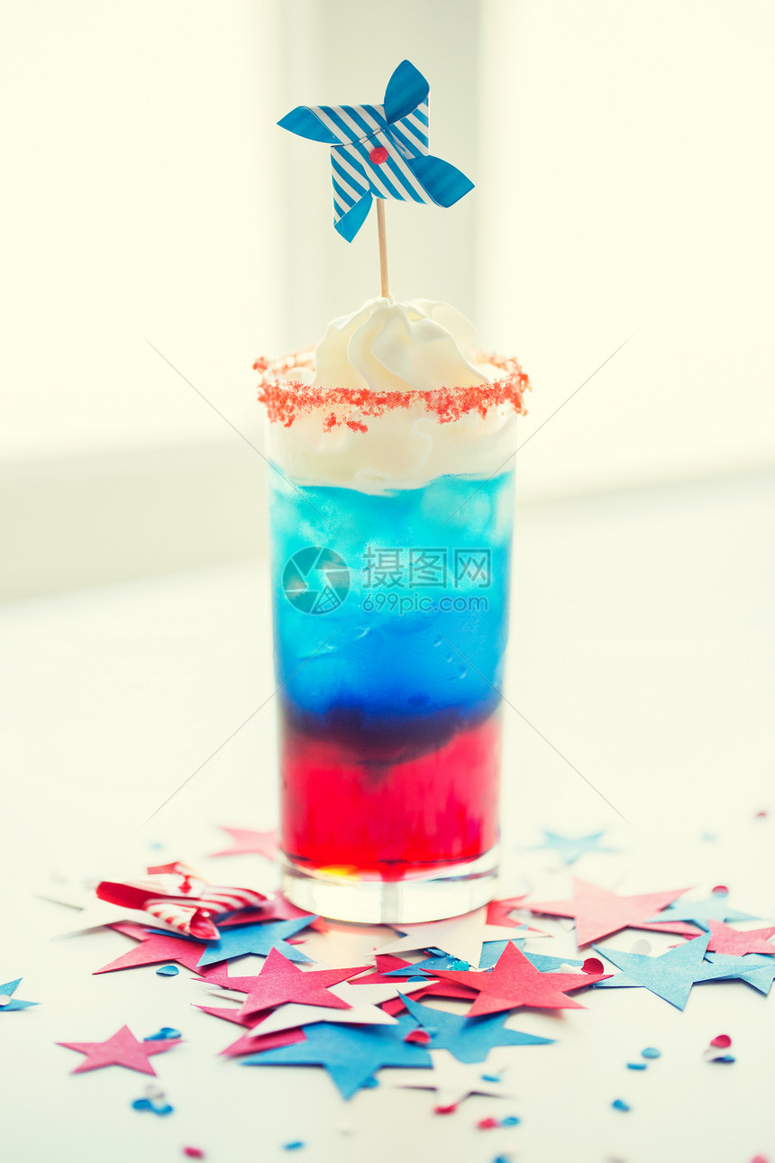 美国独立日,庆祝,主义节日的美国独立日派上,杯加生奶油风车装饰的鸡尾酒饮料图片