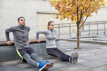 健身,运动,锻炼,训练人的夫妇三街道长凳上三头肌头肌锻炼图片