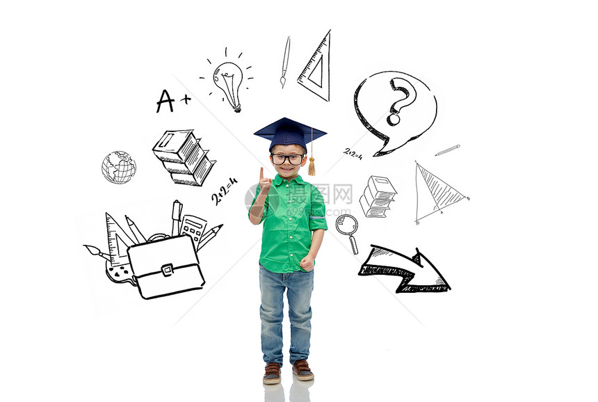 童,学校,教育,知识人的快乐的男孩戴着学士帽沙浆板眼镜,用涂鸦指指点点图片