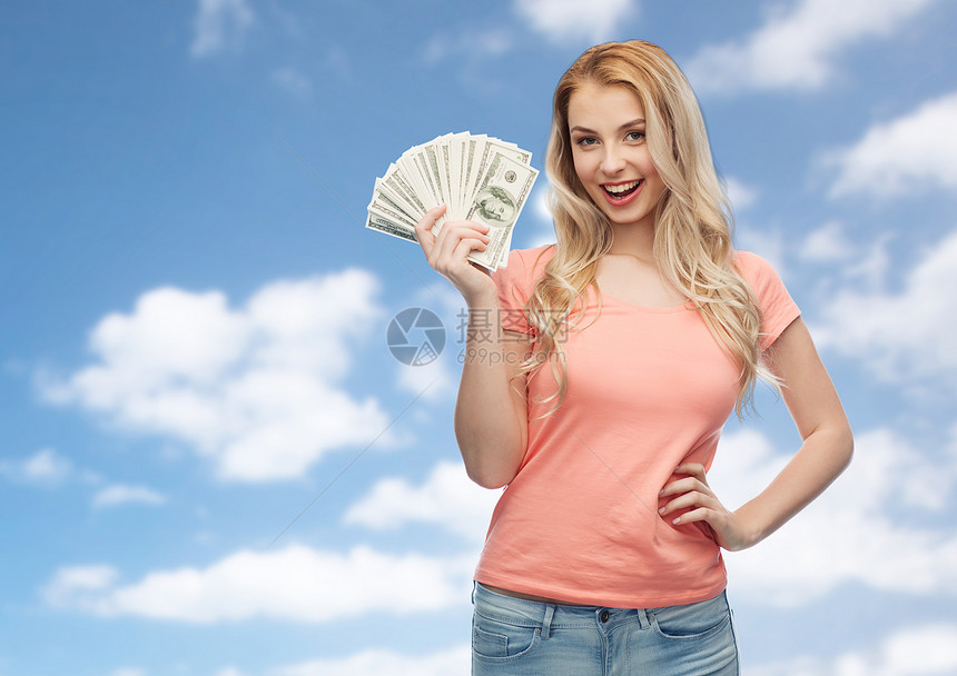 金钱,财政,投资,储蓄人的快乐的轻女人与美元现金蓝天云彩的背景图片