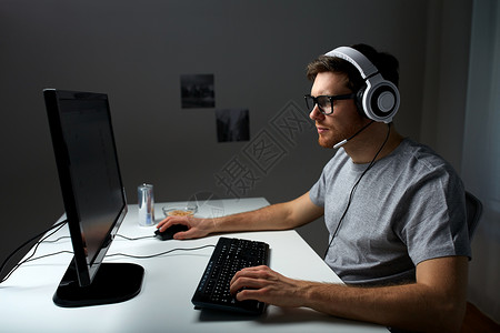 技术,游戏,娱乐活动,让39的游戏人的轻人耳机眼镜与个人电脑玩游戏家里流媒体播放演练视频背景图片
