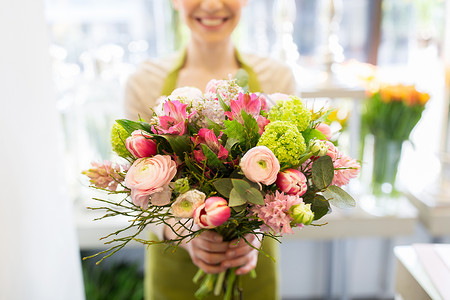 人,商业,销售花卉花店妇女抱图片