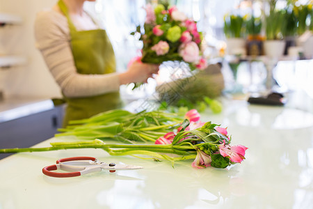 人,商业,销售花卉花店的花店妇女制作高清图片