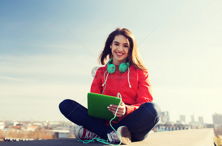 技术,生活方式,音乐人的微笑的轻妇女十几岁的女孩与平板电脑耳机户外图片