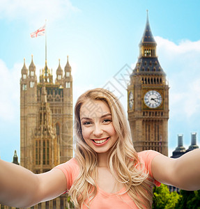 旅行,旅游,情感,表达人的快乐的微笑轻妇女自拍大本伦敦城市背景图片