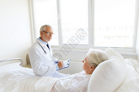 医学,龄,保健人的老年女子医生写信给剪贴板医院病房图片