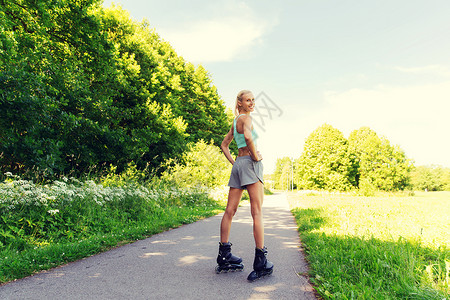 健身,运动,夏天,溜冰健康的生活方式快乐的轻妇女溜冰鞋骑户外图片