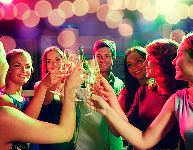派,假期,庆祝,夜生活人们的微笑的朋友俱乐部里碰杯香槟啤酒图片