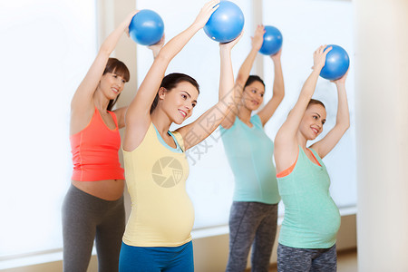 怀孕,运动,健身,人健康的生活方式群快乐的孕妇健身房用球锻炼图片