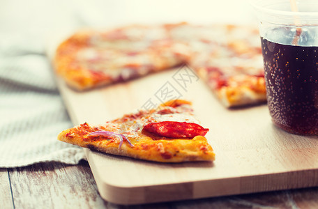 快餐,意大利厨房饮食比萨饼片碳酸饮料木桌上图片