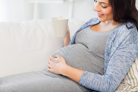 怀孕,饮料,休息,人期望的快乐的孕妇大肚腩着杯子,家喝茶图片