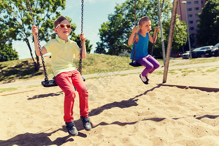 夏天,童,休闲,友谊人的两个快乐的孩子儿童游乐场摆图片