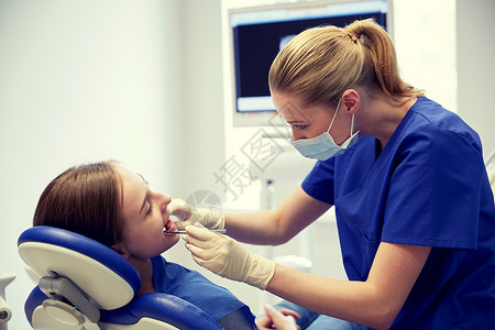 人,医学,口腔科保健快乐的女牙医与镜子检查病人女孩牙齿牙科诊所办公室图片