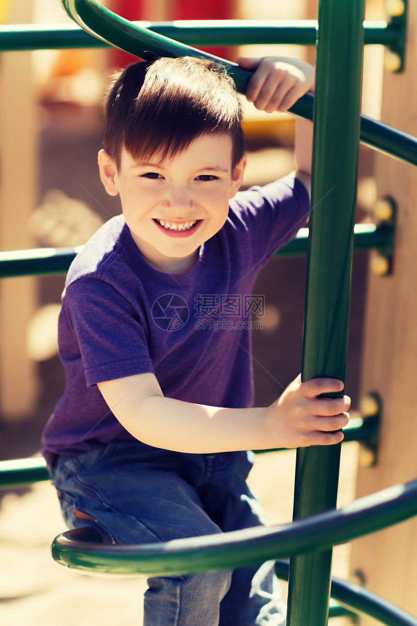 夏天,童,休闲人的快乐的小男孩儿童游乐场爬架图片