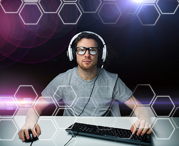 技术,网络,虚拟现实,网络人的黑客人耳机眼镜与PC电脑键盘黑色背景与六边形图片