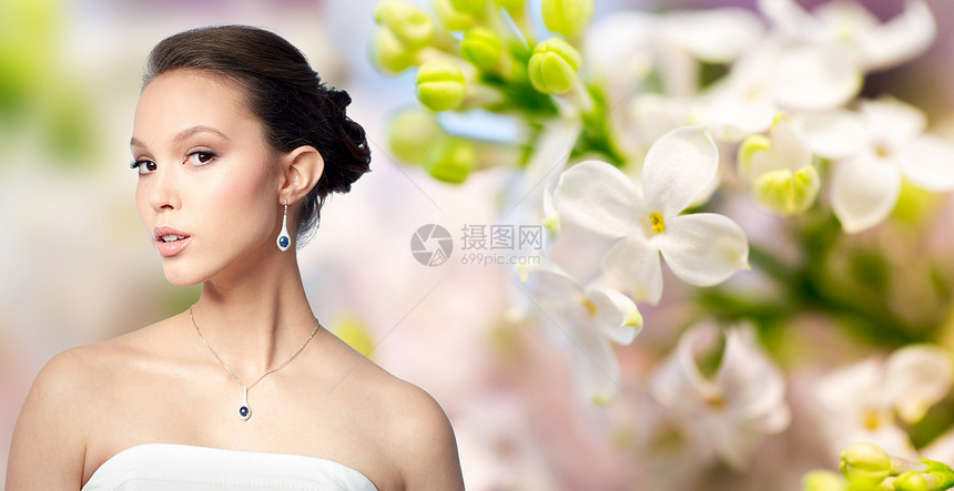 美丽,珠宝,婚礼配件,人奢侈的美丽的亚洲妇女新娘与耳环吊坠自然春天丁香花背景图片