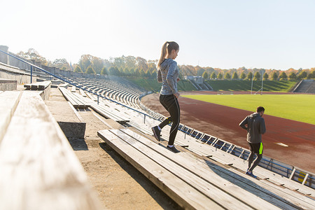 健身,运动,锻炼生活方式的夫妇体育场楼下跑步图片