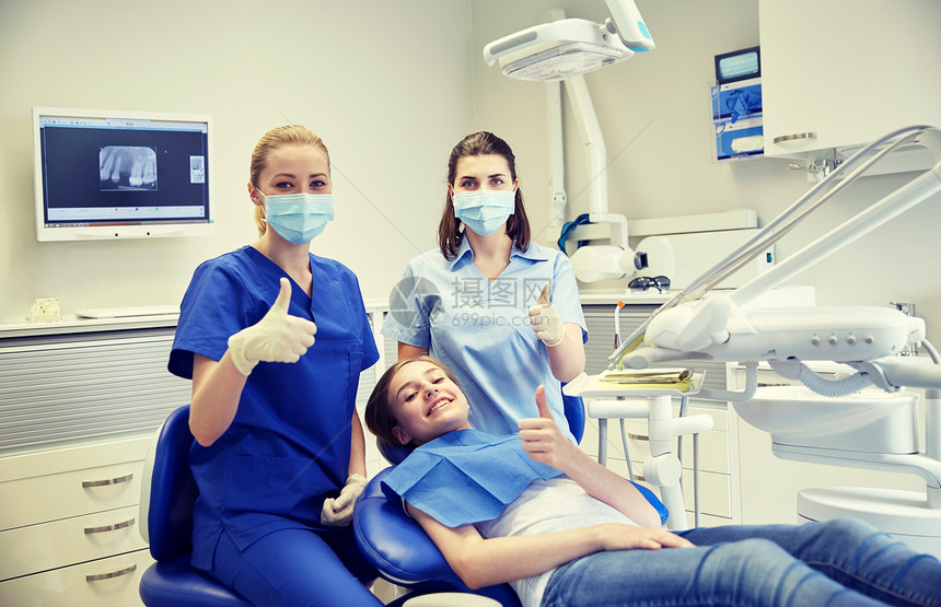 人,医学,口腔科保健快乐的女牙医与助理病人女孩牙科诊所办公室图片