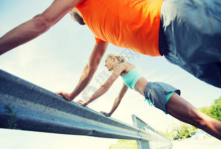 健身,运动,训练健康的生活方式亲密的幸福夫妇俯卧撑户外图片