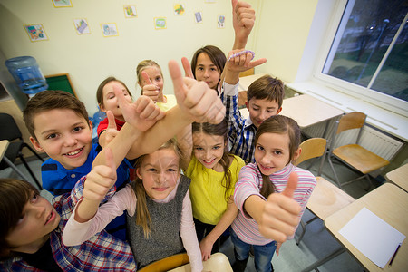 教育,小学,学,手势人的群学校的孩子,教室里竖大拇指图片