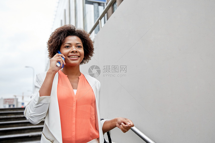 商业,通信,技术人的轻的微笑非裔美国女商人呼吁智能手机下楼梯进入城市地下通道图片