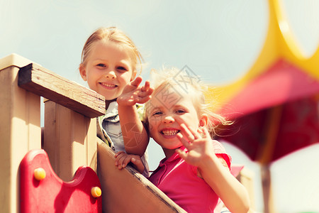 夏天,童,休闲,友谊人的快乐的小女孩孩子们的操场上挥动手爬架图片