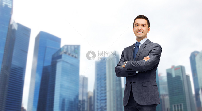 商业,人办公室的快乐的微笑商人穿着深灰色西装,新加坡城市摩天大楼的背景图片