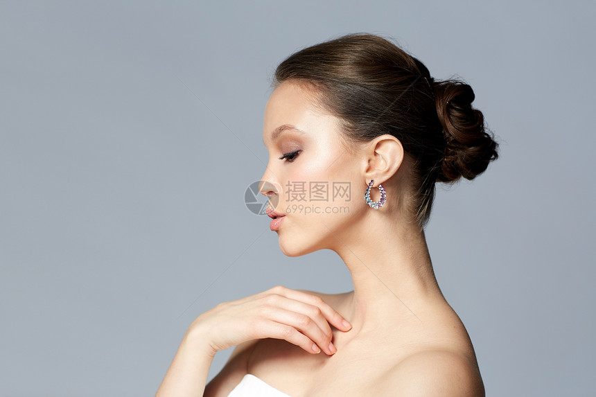 美丽,珠宝,配饰,人奢侈的特写美丽的亚洲女人的脸与耳环灰色背景图片