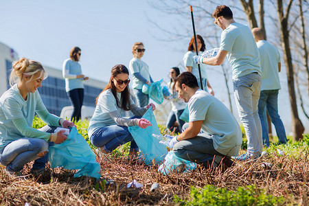 志愿服务慈善清洁人与生态理念公园垃圾袋清洁区的群快乐志愿者图片