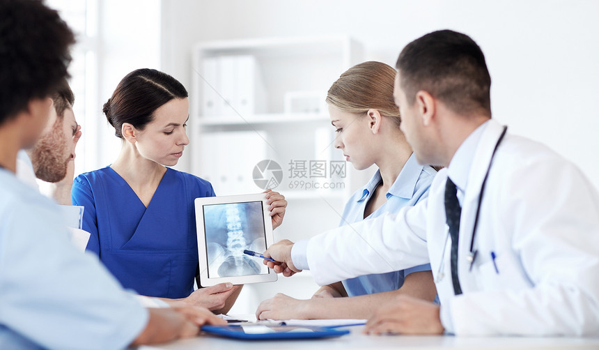 专业,人,外科,放射学医学医生与X射线平板电脑屏幕会议医疗办公室图片
