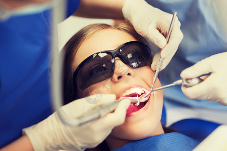 人,医学,口腔医学保健女牙医用镜子,钻探针治疗病人女孩牙齿牙科诊所办公室图片
