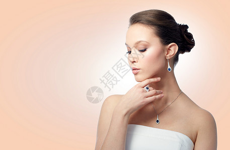 美丽,珠宝,人奢侈的美丽的亚洲妇女新娘与耳环,指环吊坠米色背景图片