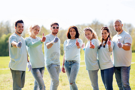 志愿服务慈善人手势生态群快乐的志愿者公园里竖大拇指背景图片