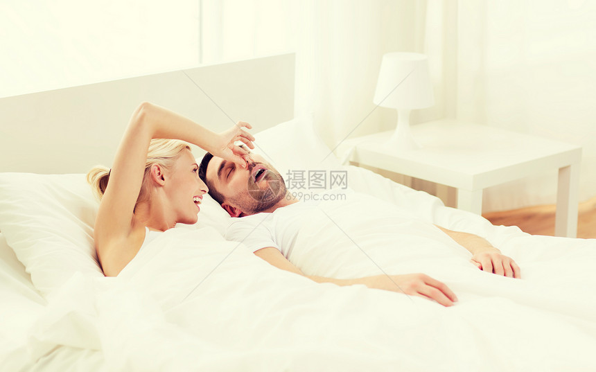 人,家庭,睡觉时间夫妇的快乐的女人鼻子,她的打鼾男人睡家里的床上图片