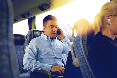交通,旅游,商务旅行人的人与智能手机笔记本电脑呼叫旅行巴士图片