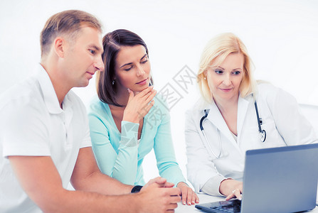医疗保健,医疗技术医生与病人看笔记本电脑背景图片