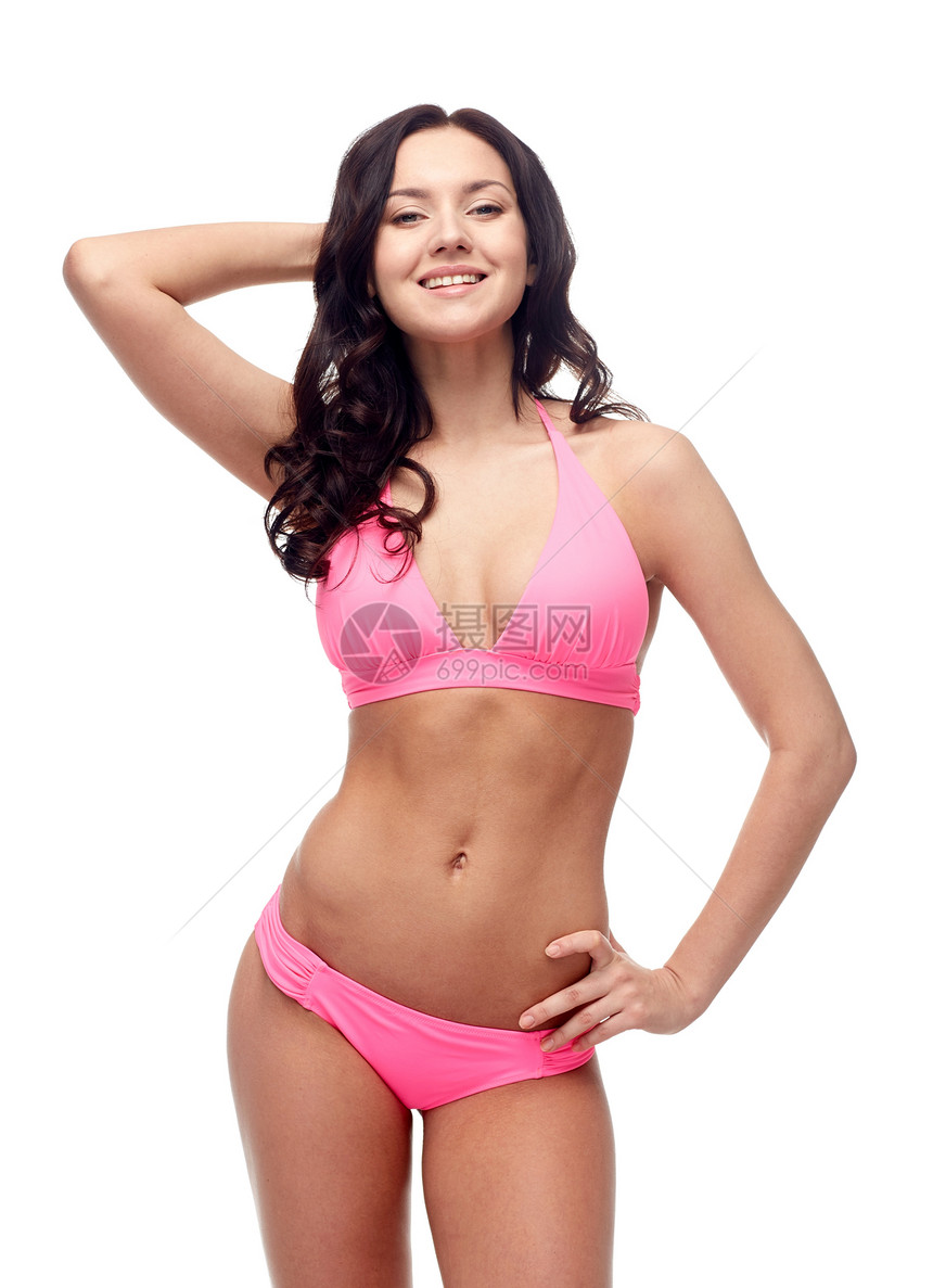 人,时尚,泳装,夏天海滩的快乐的轻女人穿着粉红色比基尼泳衣图片