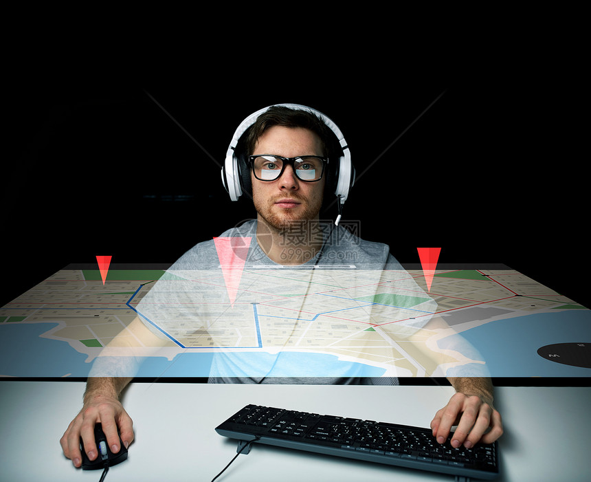 技术,导航,位置人的轻人耳机眼镜与个人电脑键盘GPS导航虚拟图片