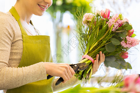 人,商业,销售花卉花店的花店妇女种植茎图片